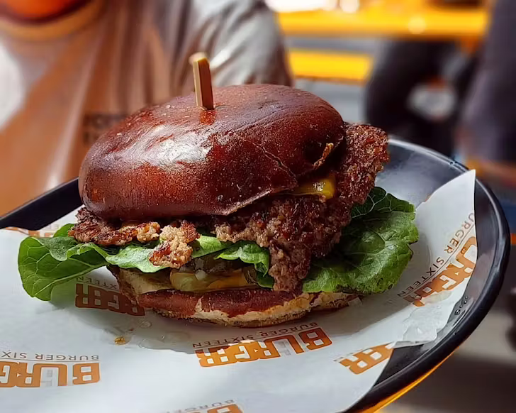 A vege smash burger on a plate at 16 Tun.