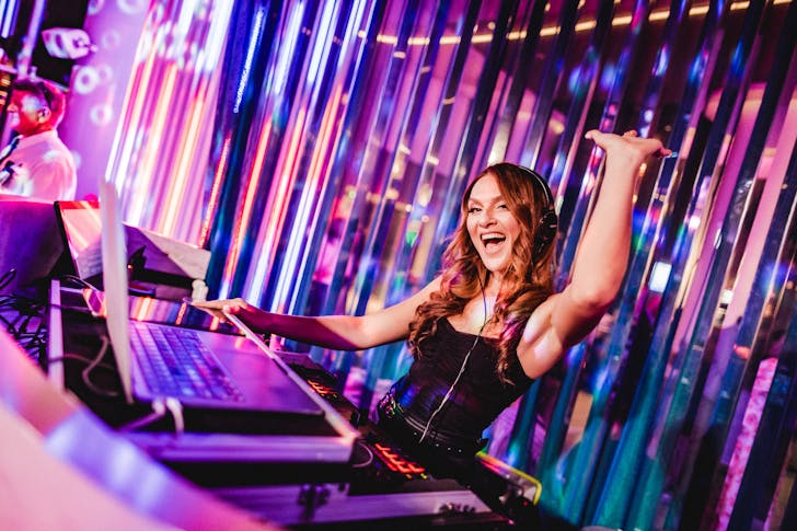 Person DJ-ing