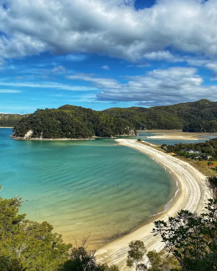 Beach and turquoise waters in Abel Tasman