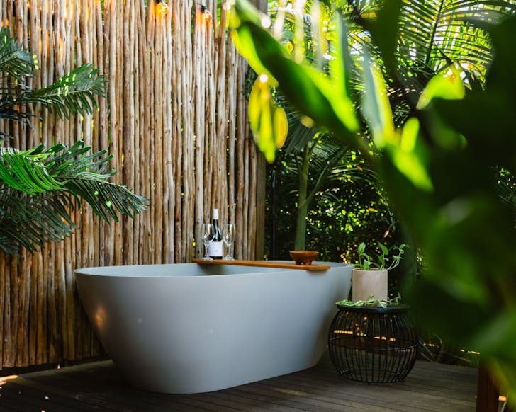 The outdoor bath at Airlie Bungalows Airbnb Airlie Beach