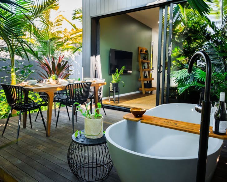 The deck and outdoor bath at Airlie Bungalows Airlie Beach Airbnb