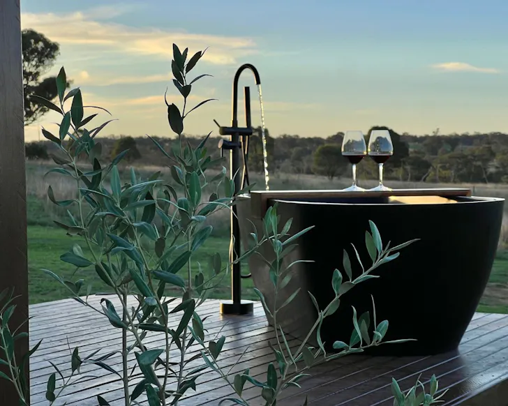 The outdoor bath at Alum Rock Hideaway best accommodation Stanthorpe