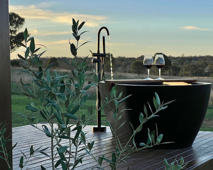 The outdoor bath at Alum Rock Hideaway best accommodation Stanthorpe