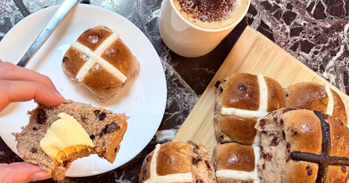 Bag A Free Hot Cross Bun: 150,000 Are Rolling Out At This Cult Aussie Bakery Bag A Free Hot Cross Bun: 150,000 Are Rolling Out At This Cult Aussie Bakery