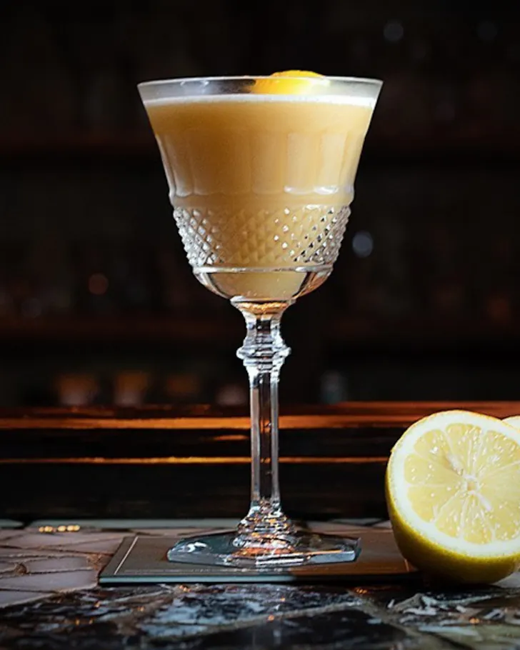 An expertly-crafted cocktail at Bar Nayuta Osaka.