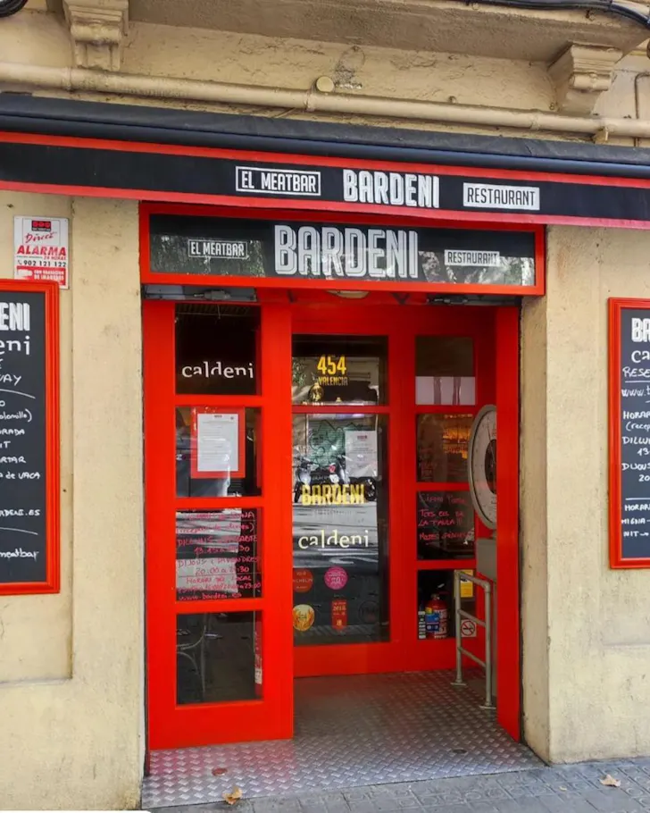 The bright red entrance of Bardeni el Meatbar.