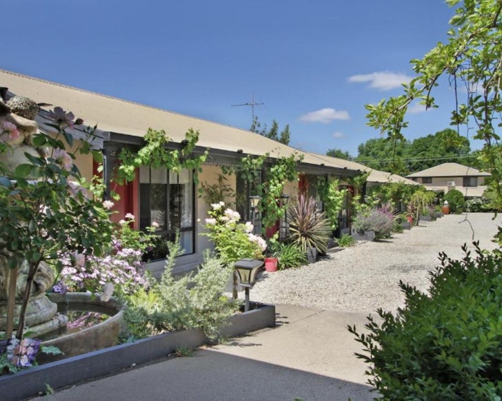 An exterior view of Beechworth On Bridge Motel one of the best Australian motels