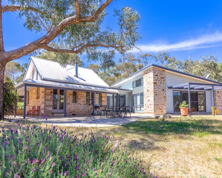 An exterior view of Benny's Retreat accommodation one of the best in Clare Valley