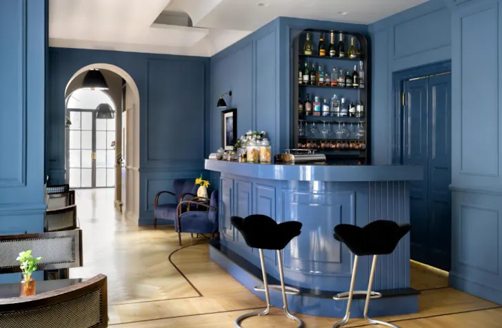 Best hotels in Rome at The Fifteen Keys Hotel with boutique bar, blue panelled walls and modern lounge seating
