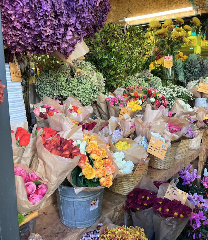 Campagna Amica markets in Rome with a flower shop showcasing beautiful bouquets of fresh flowers in various colours