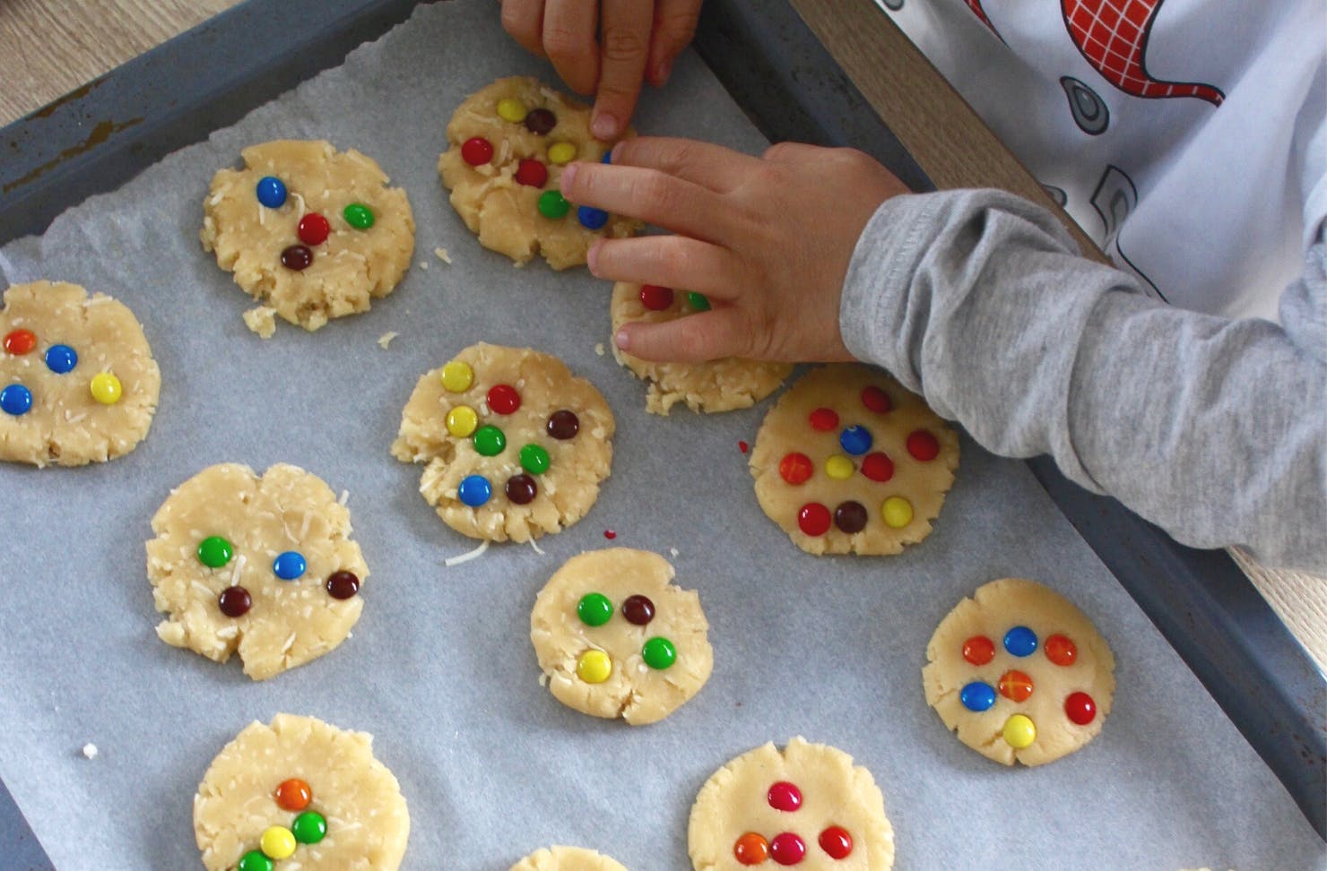 child decorating cookings
