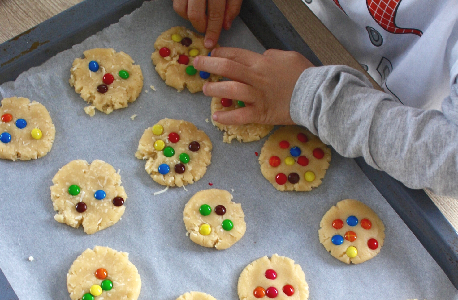 child decorating cookings