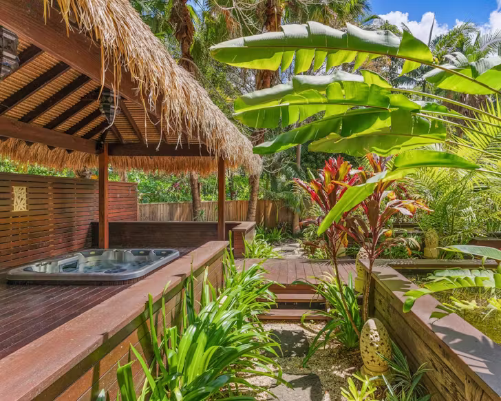 The hot tub at Bliss Cottage resort-style Airbnb Byron
