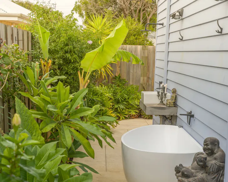 The outdoor bath at BluBay View  best Busselton Airbnbs