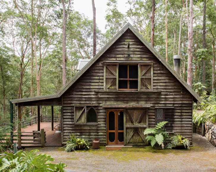 The exterior view of Bonogin Retreat wooden cabin Gold Coast