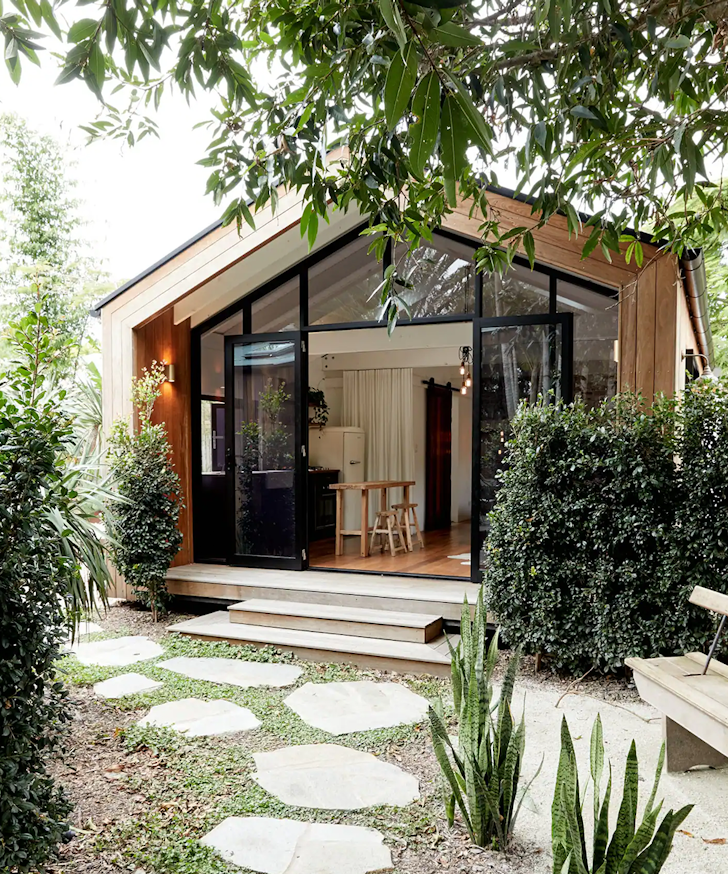 An exterior view of Friday Hut one of the best Byron Bay Airbnbs