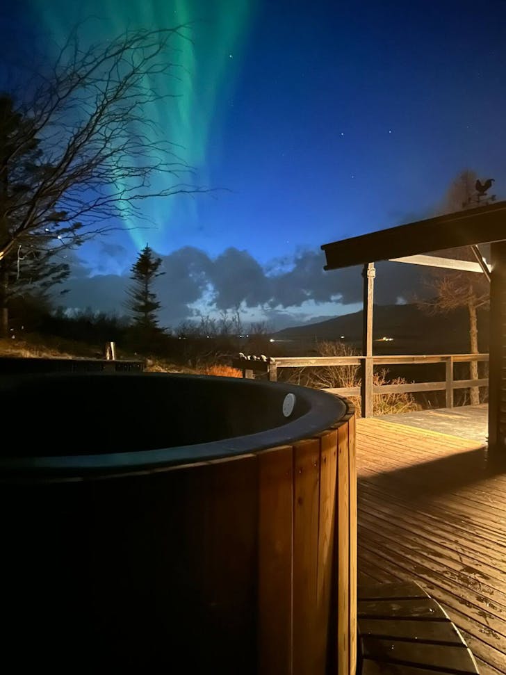 Cabin With Mountain Views and Geothermal Hot Tub 