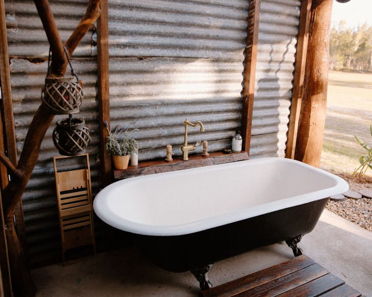 The outdoor bath at Captain's Cabin Airbnb Queensland