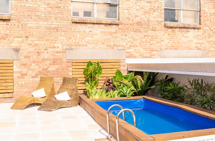 a magnesium pool in an outdoor courtyard.