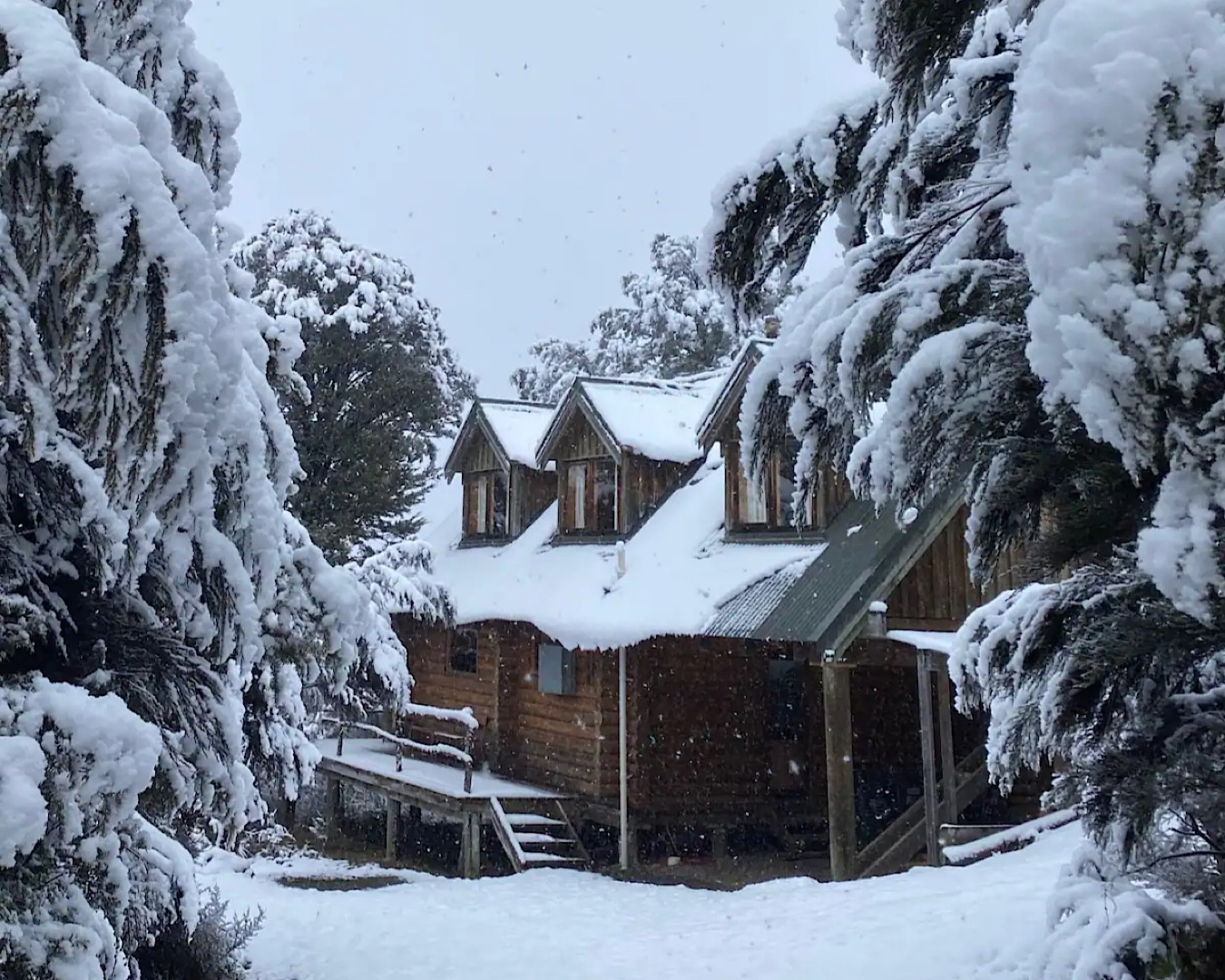 A cabin, which just so happens to be one of the best places to stay in Hanmer Springs, is tucked into a forest and is covered in snow in a fairytale, romantic way. 