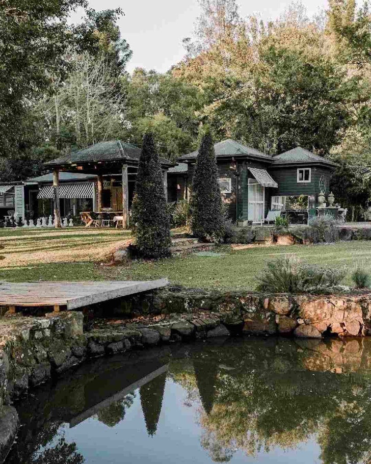 The courtyard at Church Road Farmhouse overlooking a lake