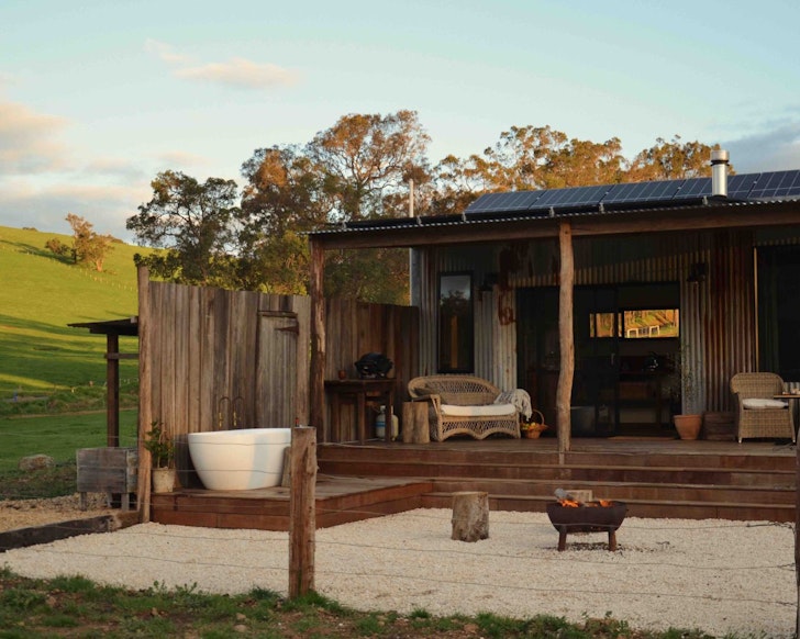 The outdoor bath at Cleves Hut Airbnb WA