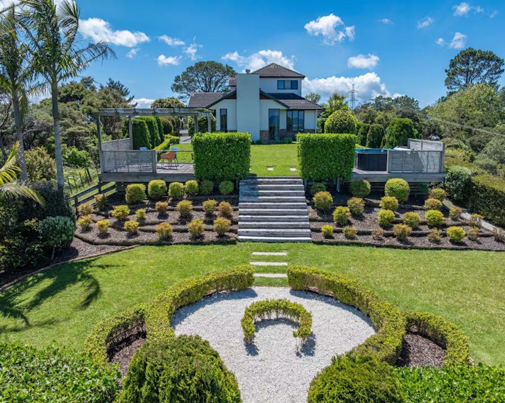 The house and gardens at Cresta Vista best large group Airbnbs New Zealand