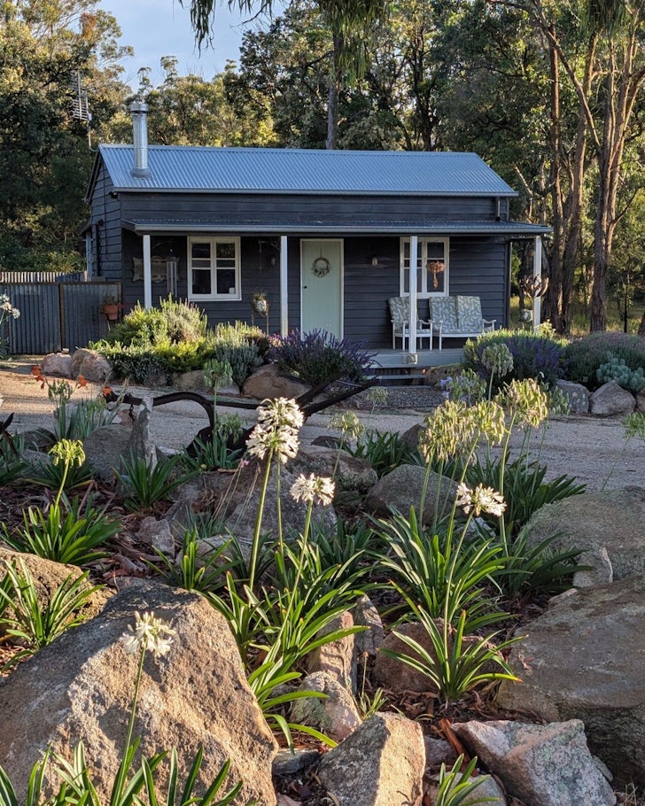 The house and garden at Donnelly's Keep Cottage best accommodation Stanthorpe