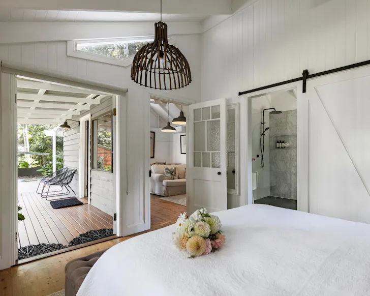 The bedroom at Fig Tree Villa best winter cabins near Brisbane