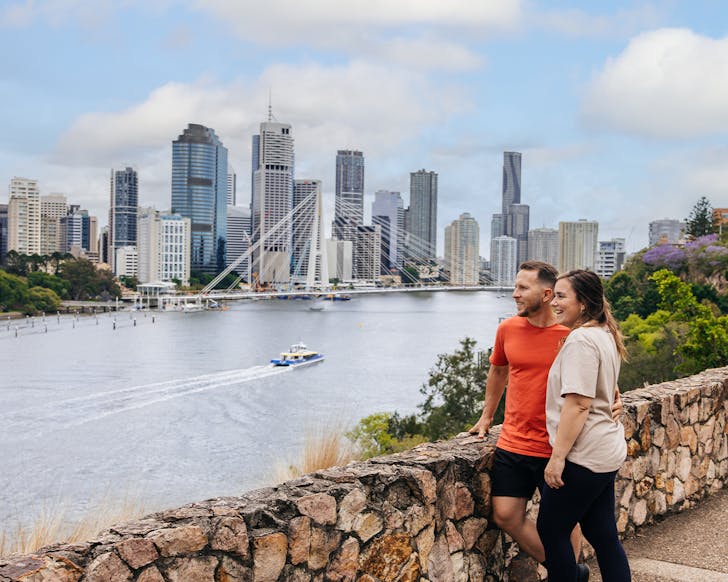 people enjoying the view at kangaroo point cliffs