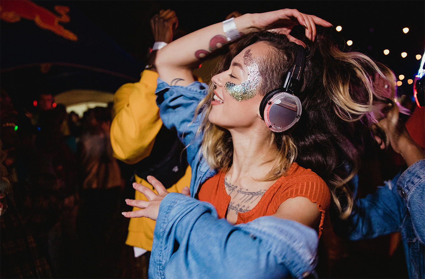 Girls with Headsets, dancing at Disco