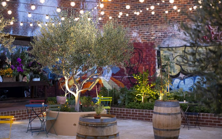 Outdoor bar at Gordon St Garage