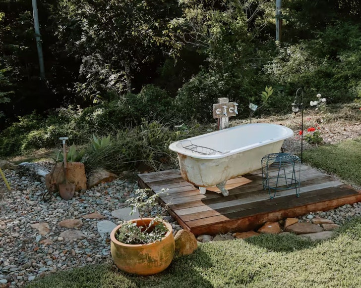 A view of the outdoor bath at Gracie Cottage Airbnb Sunshine Coast 