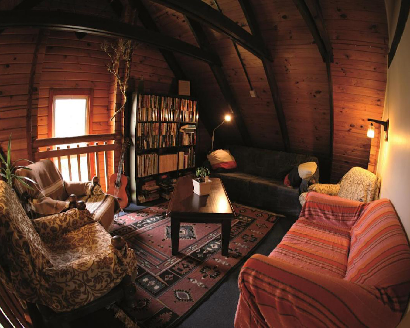 A cosy library den at Hanmer Backpackers, one of the best places to stay in Hanmer Springs. 