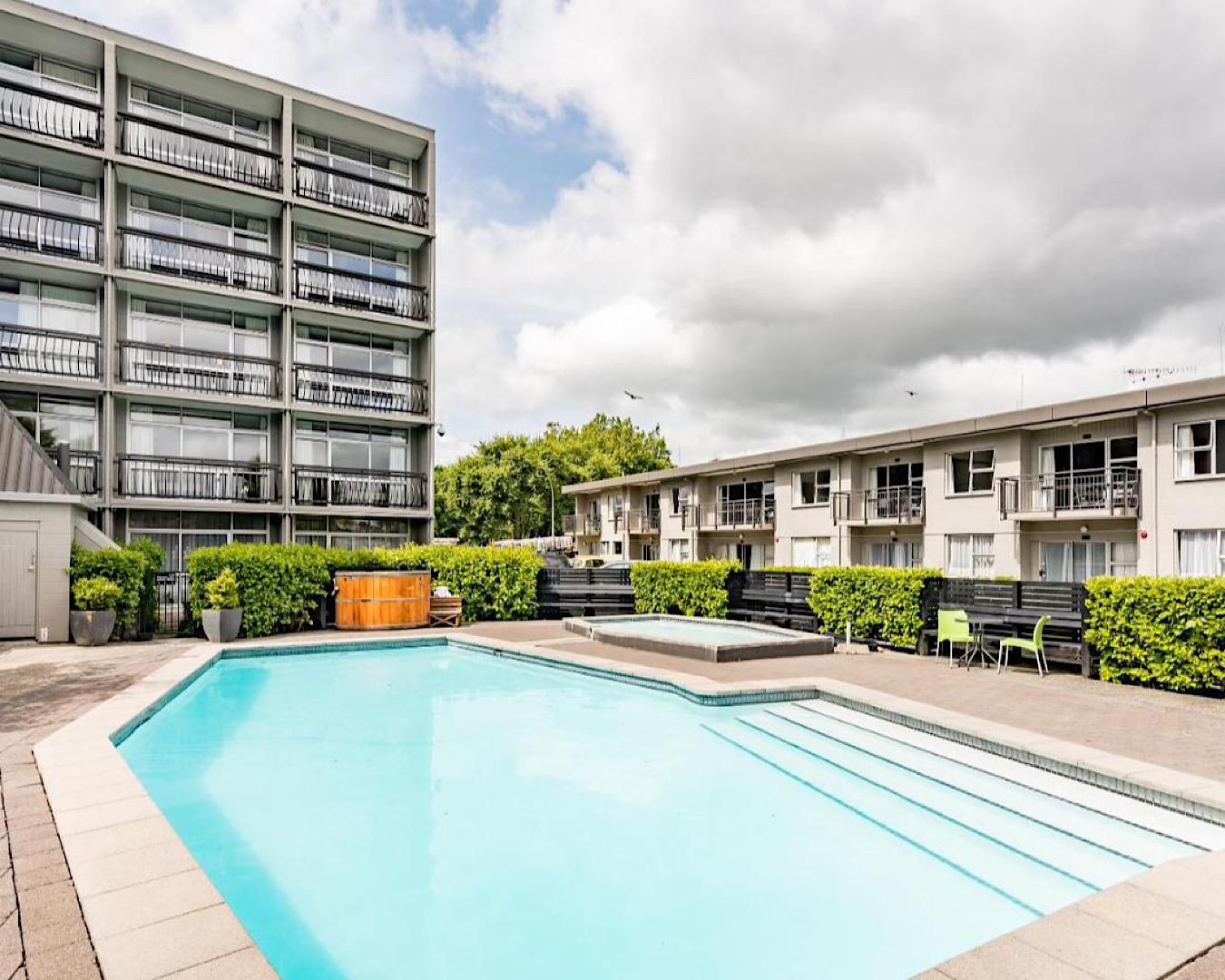 A massive pool at Heartland Ambassador Hotel Hamilton, one of the best hotels in Hamilton. 