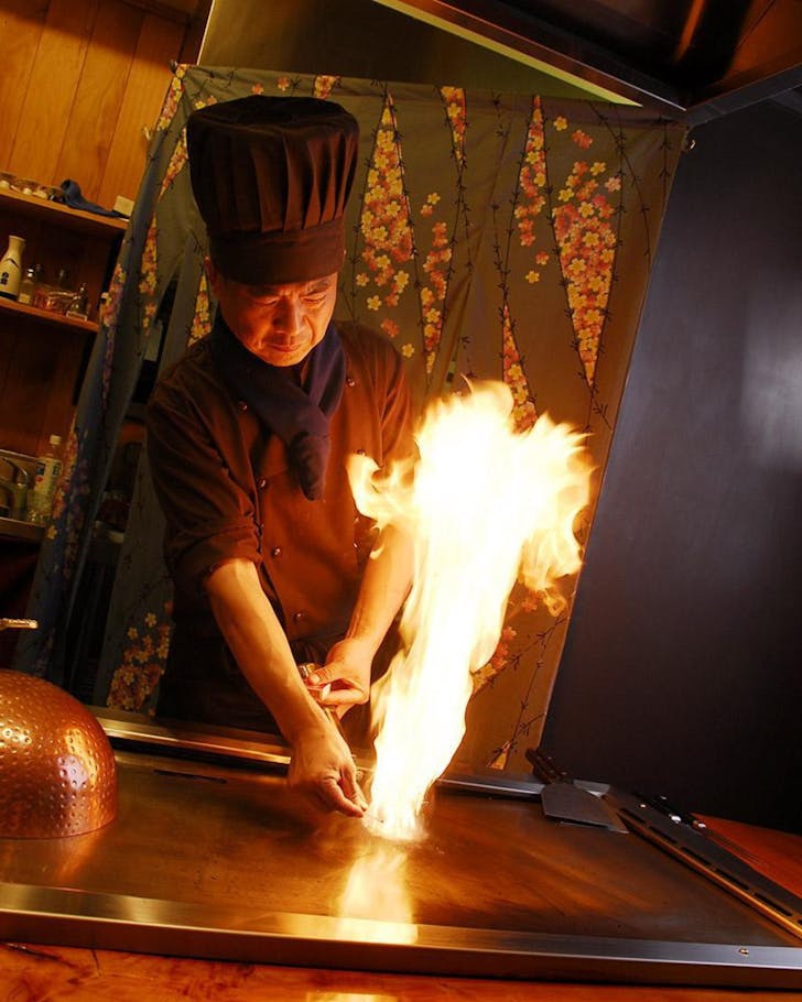 A chef in action at Hezio Teppanyaki, one of the best Japanese restaurants in Auckland.