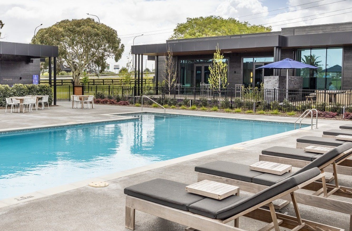 DoubleTree Hilton Karaka pool