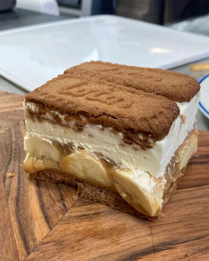 Holly's cafe's biscoff-topped Banoffee pie laid out in all its beauty.