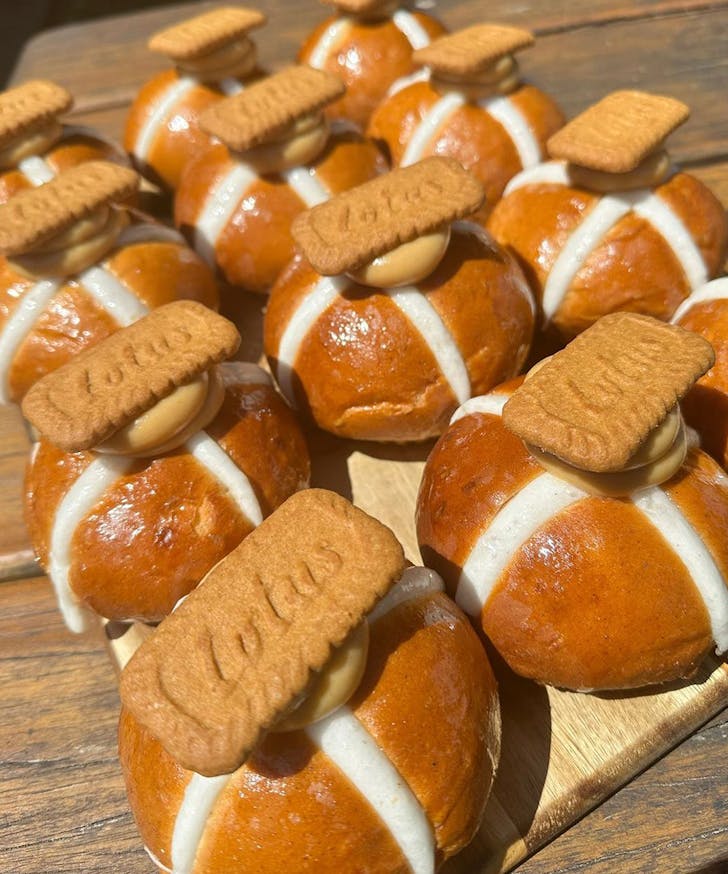 biscoff hot cross buns
