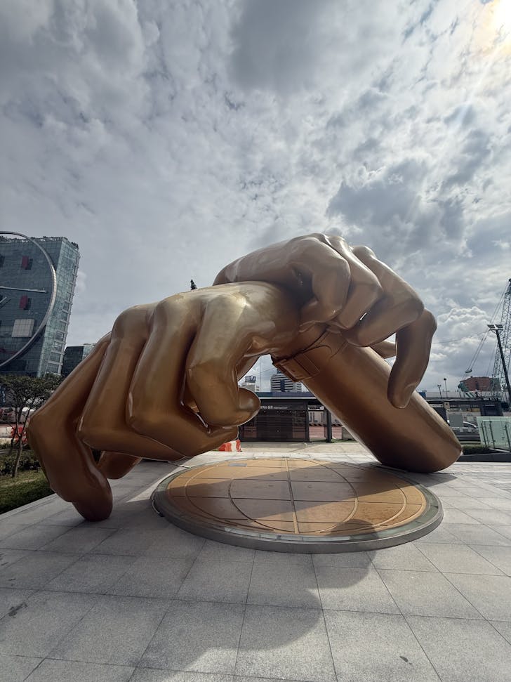 Psy gandnam style hand position statue at Starfield COEX