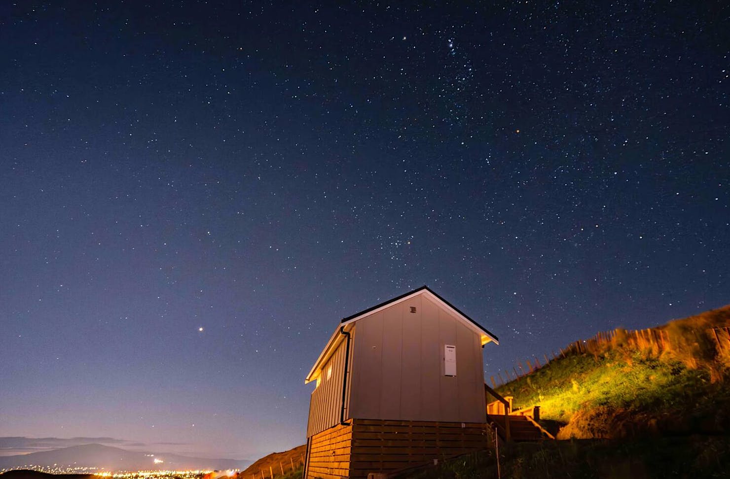 A clear, starlight night's sky over Redwood Bivvy Airbnb.