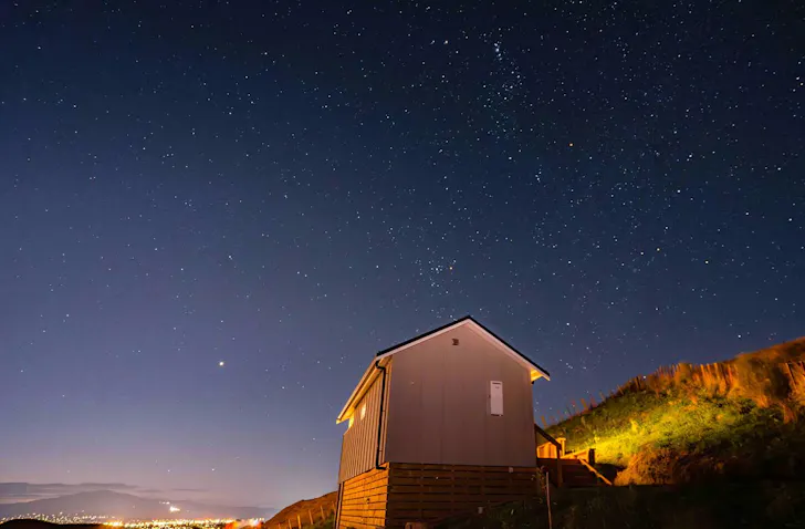 A clear, starlight night's sky over Redwood Bivvy Airbnb.