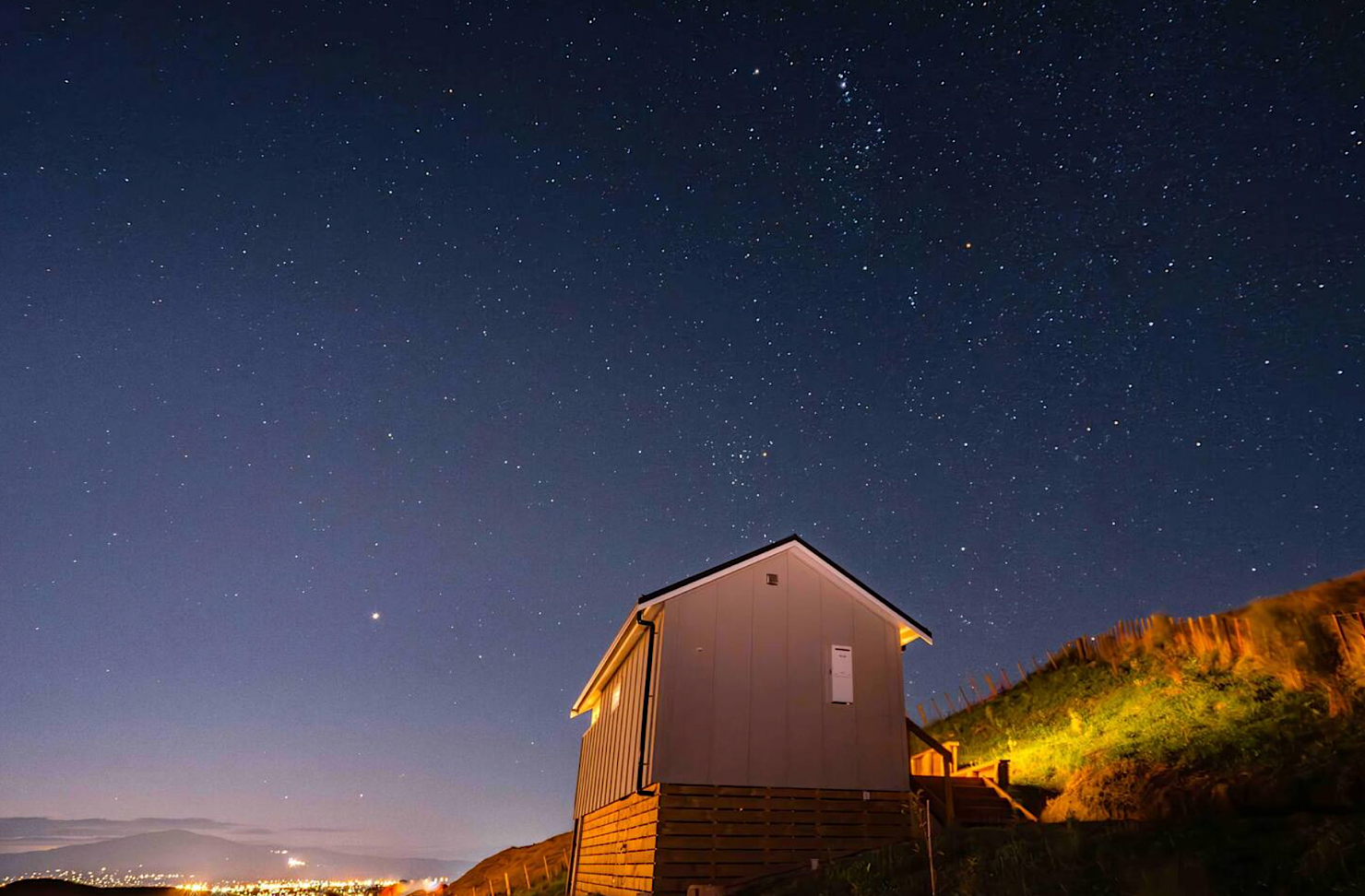 A clear, starlight night's sky over Redwood Bivvy Airbnb.
