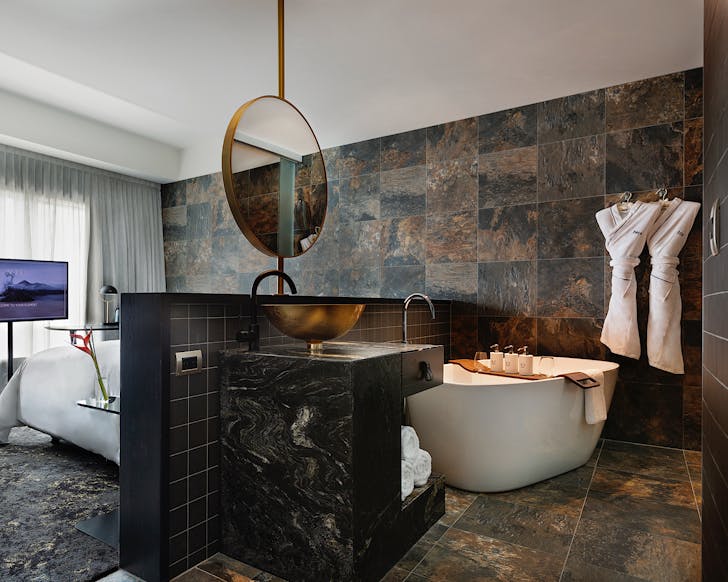 SO/ Aucklandâs comfy room king bed studio