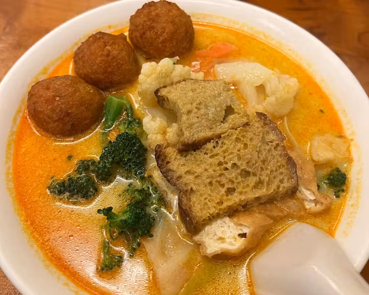 Vegetarian and vegan laksa at Aunty Menaâs