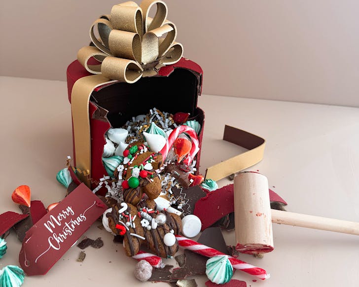 K Cake smashable christmas chocolate giftbox