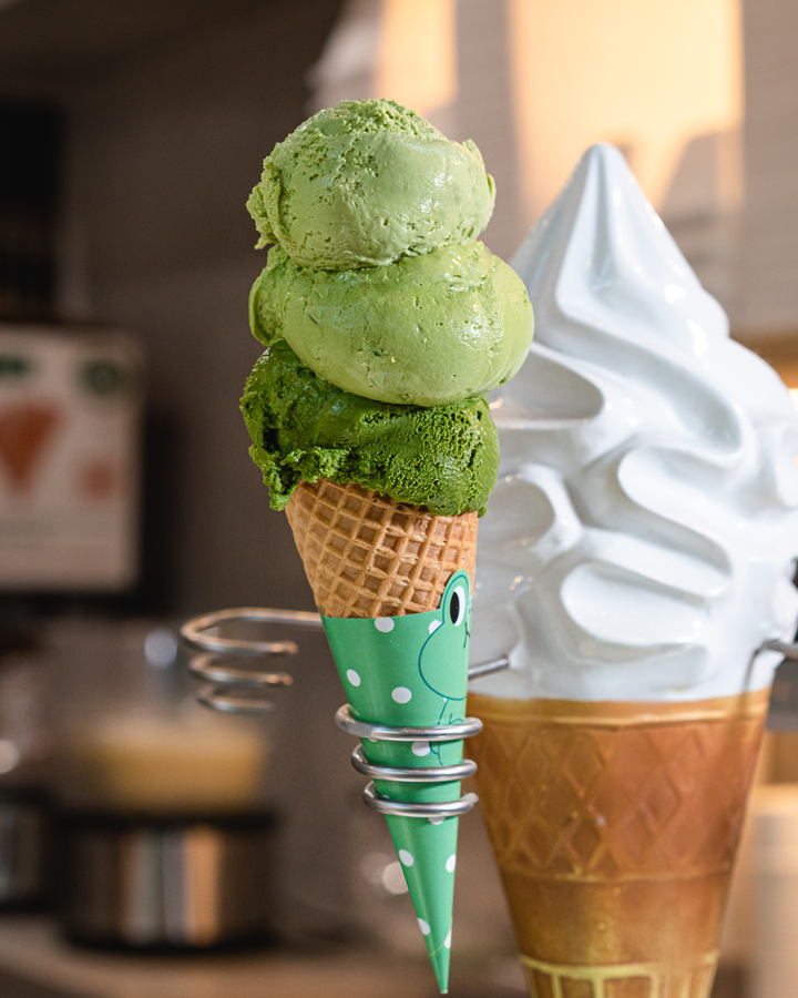 Two cones of the best ice cream melbourne, one green, one white. 
