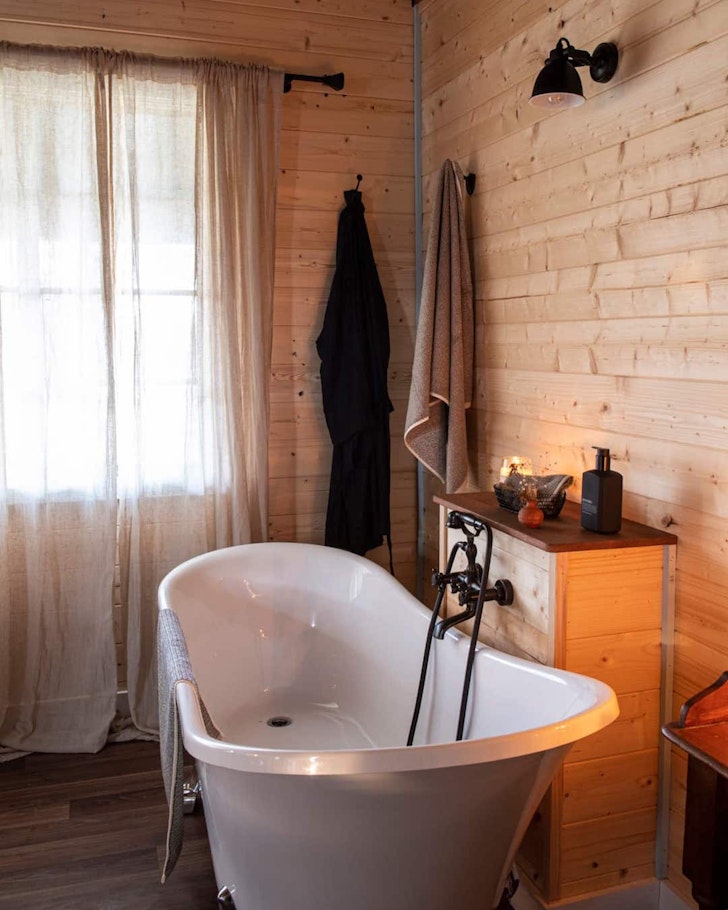 The bathrub at Thompson's Hut Airbnb one of the best accommodation options in Jindabyne