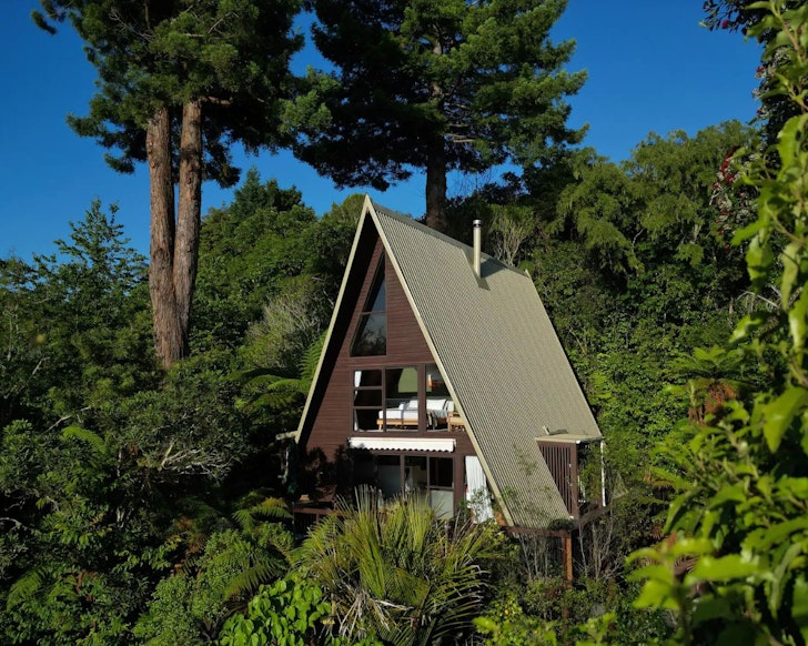 An exterior view of Jo’s Place best large group Airbnbs New Zealand