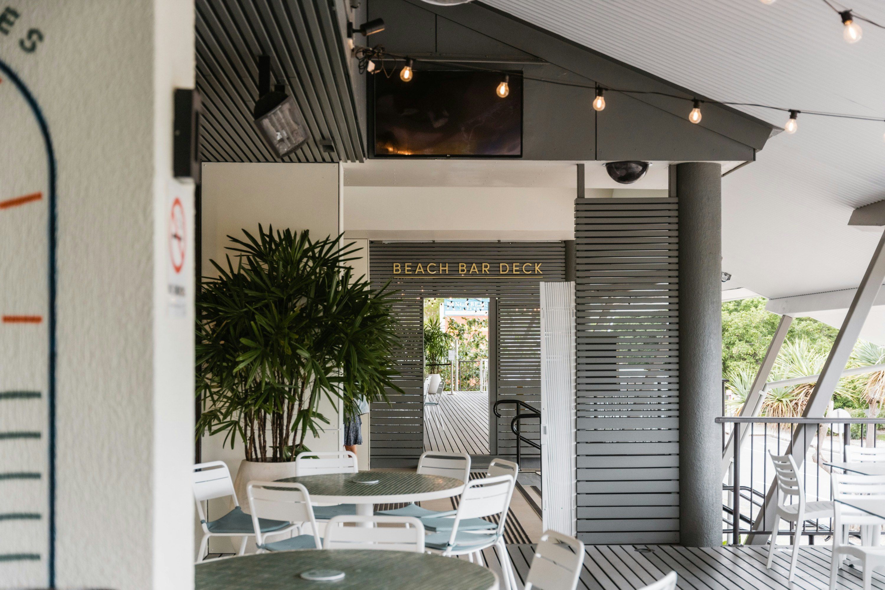 the exterior of the kings beach tavern beach bar